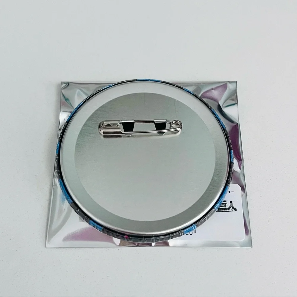 Attack on Titan Mikasa Ackerman Casino Dealer ver. Hologram Tin Badge - Picture 3 of 4